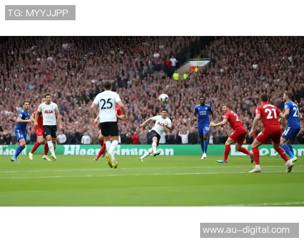 足球巨星灿烂笑容展现激情与魅力 足球场上最温暖的瞬间