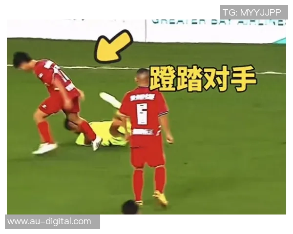 足球球星用脚踢人是否构成犯规及其判罚标准解析