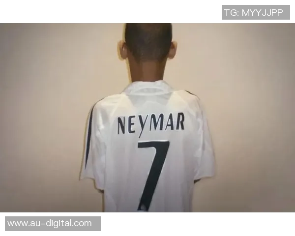 曾经穿过33号球衣的足球巨星们:他们的传奇与辉煌瞬间回顾 曾经穿过33号球衣的足球巨星们:他们的传奇与辉煌瞬间回顾